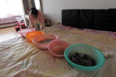 沙坪坝楼上漏水，住户失联，小区没物管，业主维权难！律师来支招……